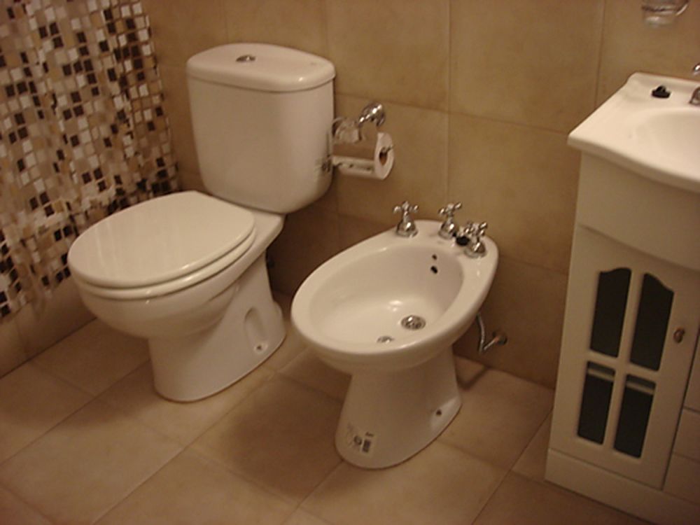 Baño completo con inodoro, bidet y bacha