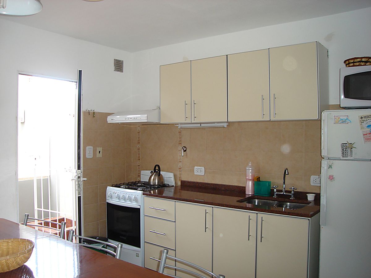 Cocina con horno, heladera y mesada