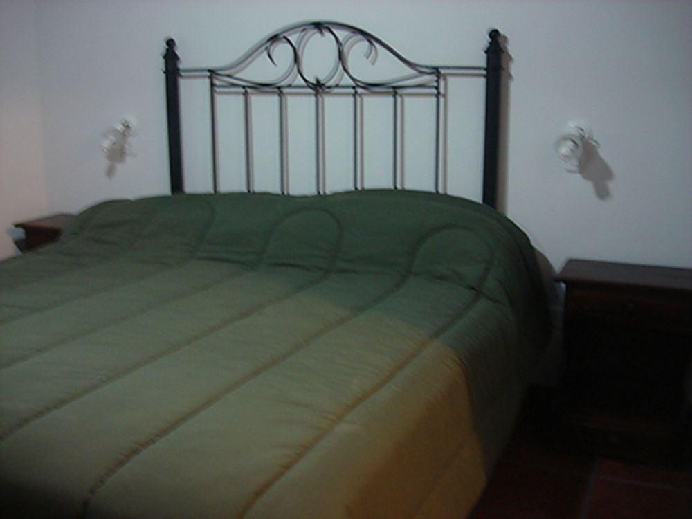 Dormitorio con cama matrimonial