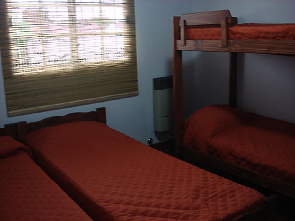 Dormitorio del segundo piso, con camas individuales superpuestas