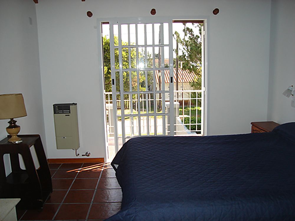 Dormitorio en suite al frente, con salida al balcón