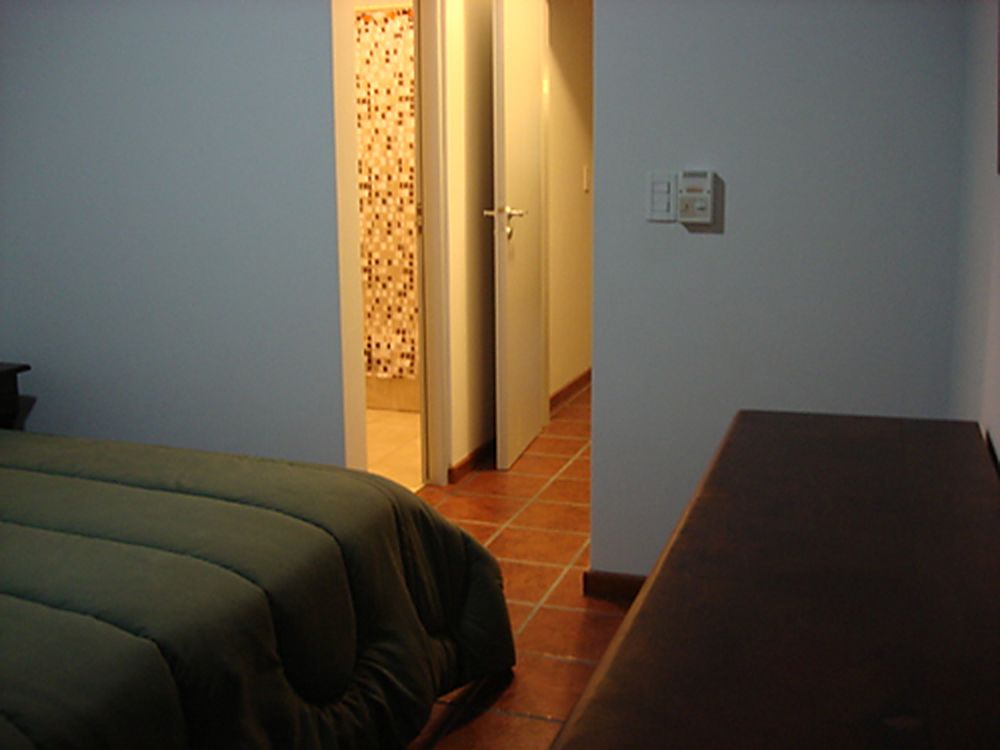 Dormitorio con placard y acceso al baño
