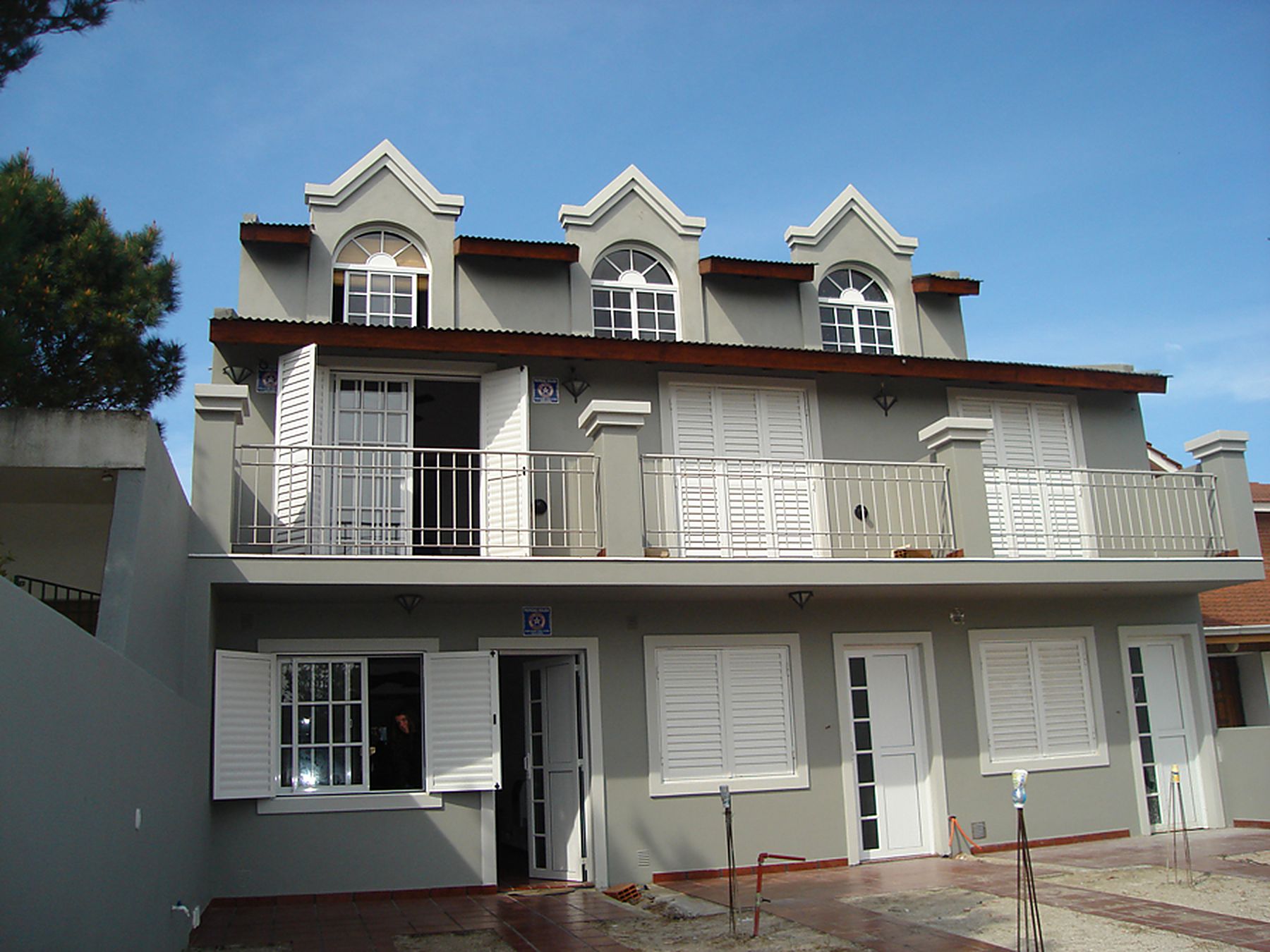 Frente del Triplex Las Toninas Suites